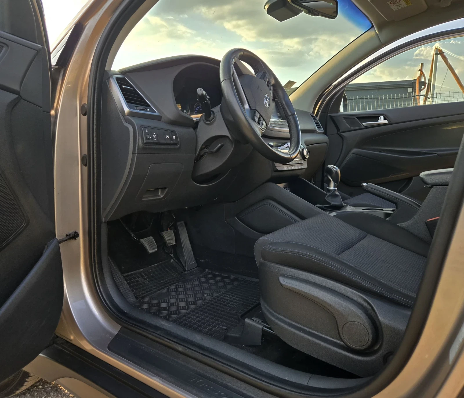 Hyundai Tucson 2.0 CRDI 136kc.4x4 PANORAMA, снимка 8 - Автомобили и джипове - 55052962
