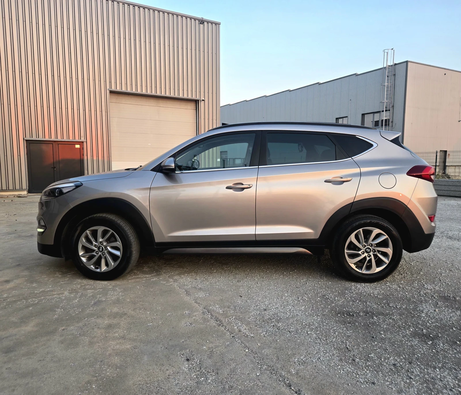 Hyundai Tucson 2.0 CRDI 136kc.4x4 PANORAMA, снимка 6 - Автомобили и джипове - 55052962