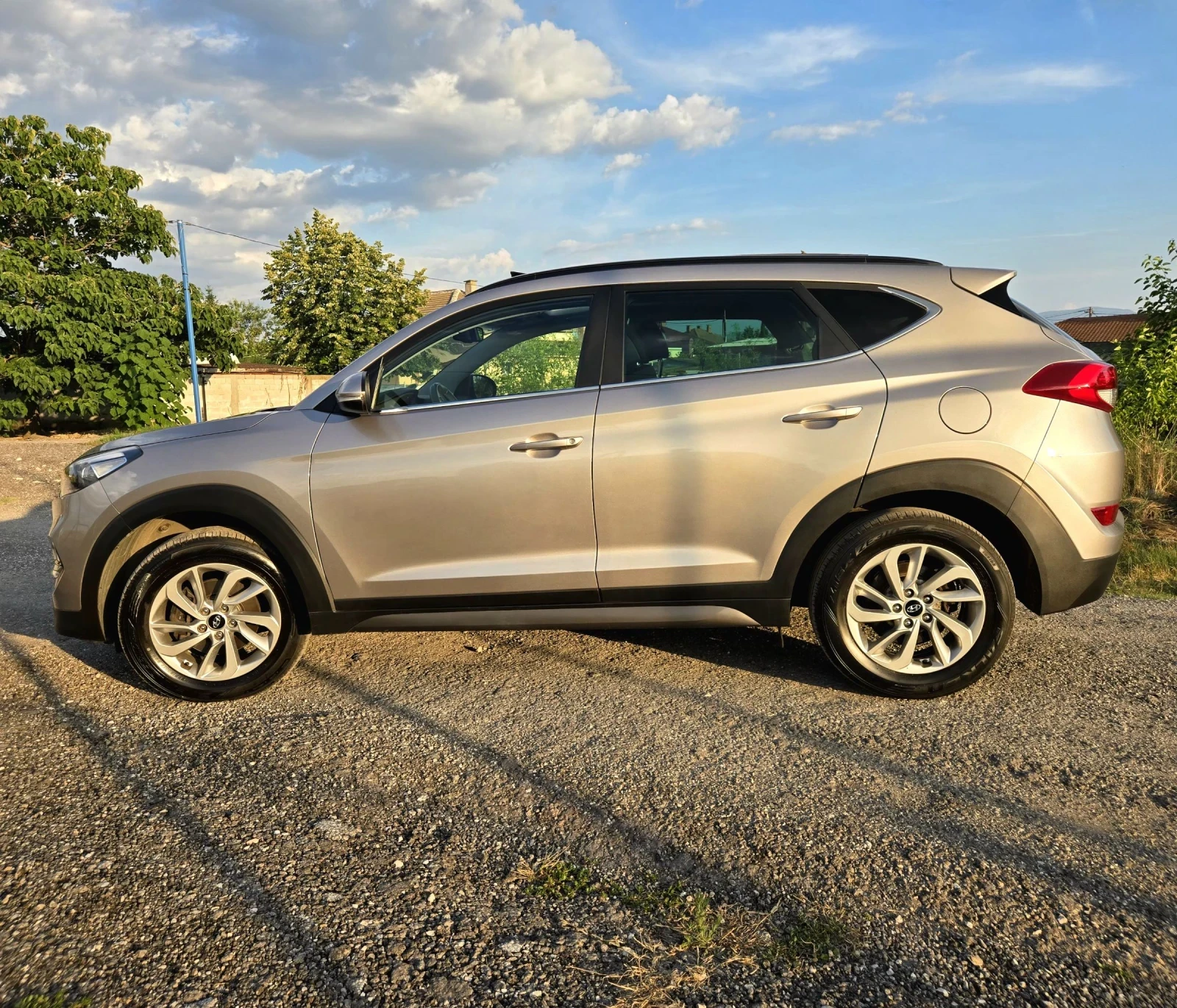 Hyundai Tucson 2.0 CRDI 136kc.4x4 PANORAMA, снимка 2 - Автомобили и джипове - 55052962