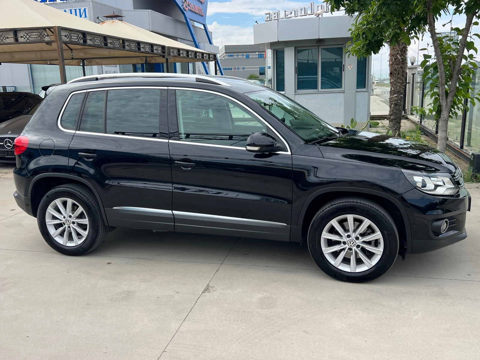 VW Tiguan 2.0TDI-150ps, 4-MOTION-ПЪЛНА СЕРВИЗНА ИСТОРИЯ!!!, снимка 4 - Автомобили и джипове - 55263787