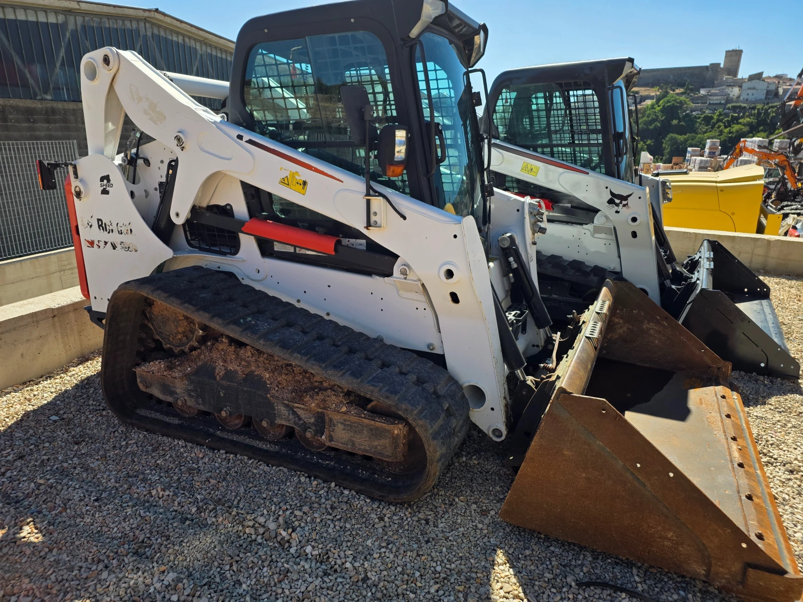 Мини челни товарачи Bobcat  Т650-HF-КЛИМАТИК