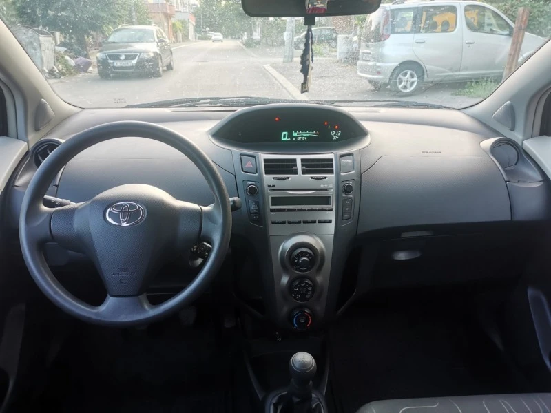 Toyota Yaris 1.0Vvt-i, снимка 10 - Автомобили и джипове - 47370760