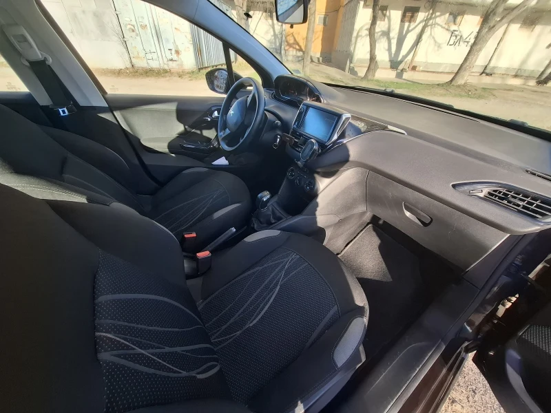 Peugeot 208 1.2 puretech, снимка 11 - Автомобили и джипове - 48927308