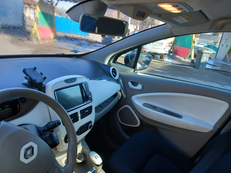 Renault Zoe, снимка 13 - Автомобили и джипове - 49102941