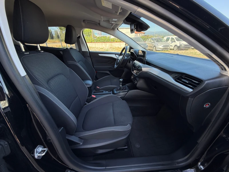 Ford Focus 1.0i/TITANIUM/NAV/LED/B&O/KEYLESS GO/SERVICE BOOK, снимка 10 - Автомобили и джипове - 50781732