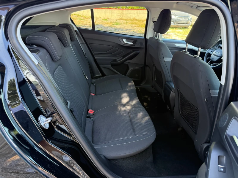 Ford Focus 1.0i/TITANIUM/NAV/LED/B&O/KEYLESS GO/SERVICE BOOK, снимка 8 - Автомобили и джипове - 50781732