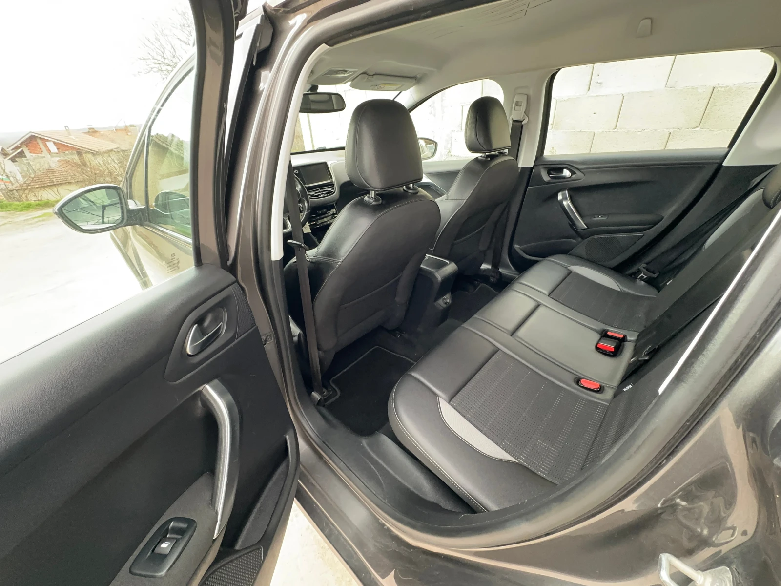 Peugeot 2008 1.6 Blue-HDi Allure История, снимка 13 - Автомобили и джипове - 53938385