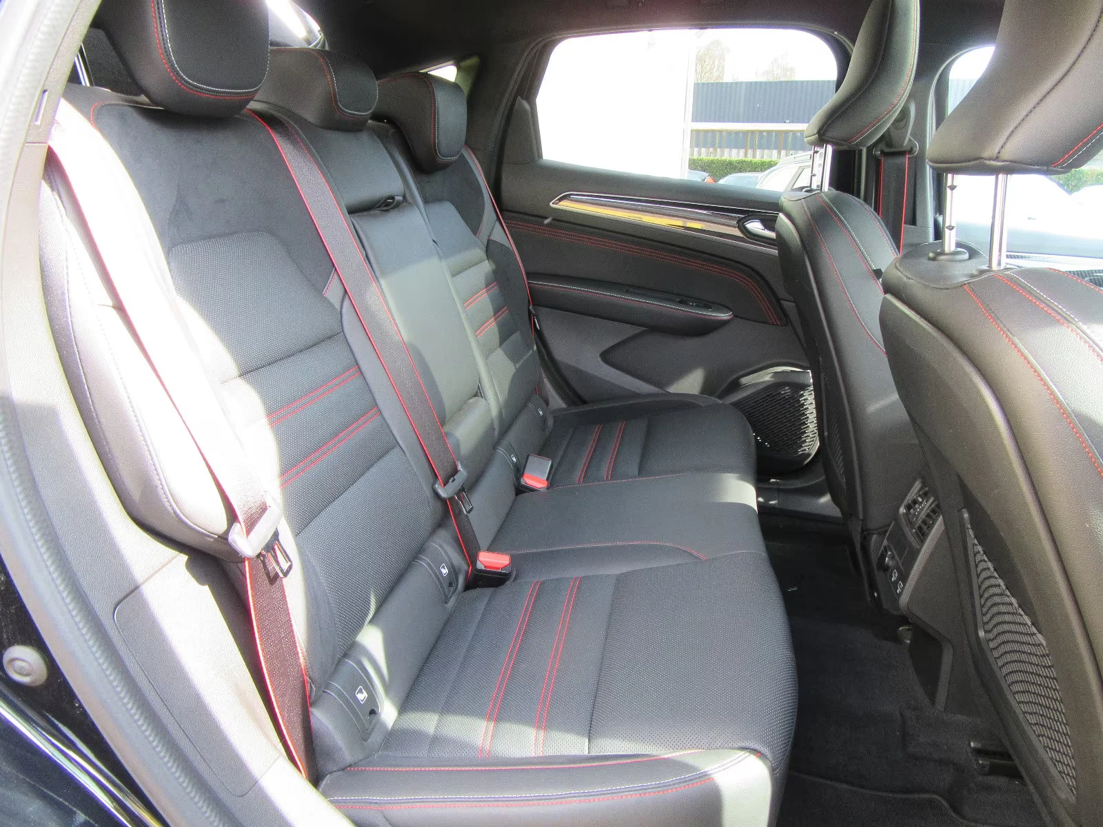 Renault Arkana TCe/160HP/RS-LINE/CAM/BOSE/NAVI/CPLAY/103q, снимка 12 - Автомобили и джипове - 54042714