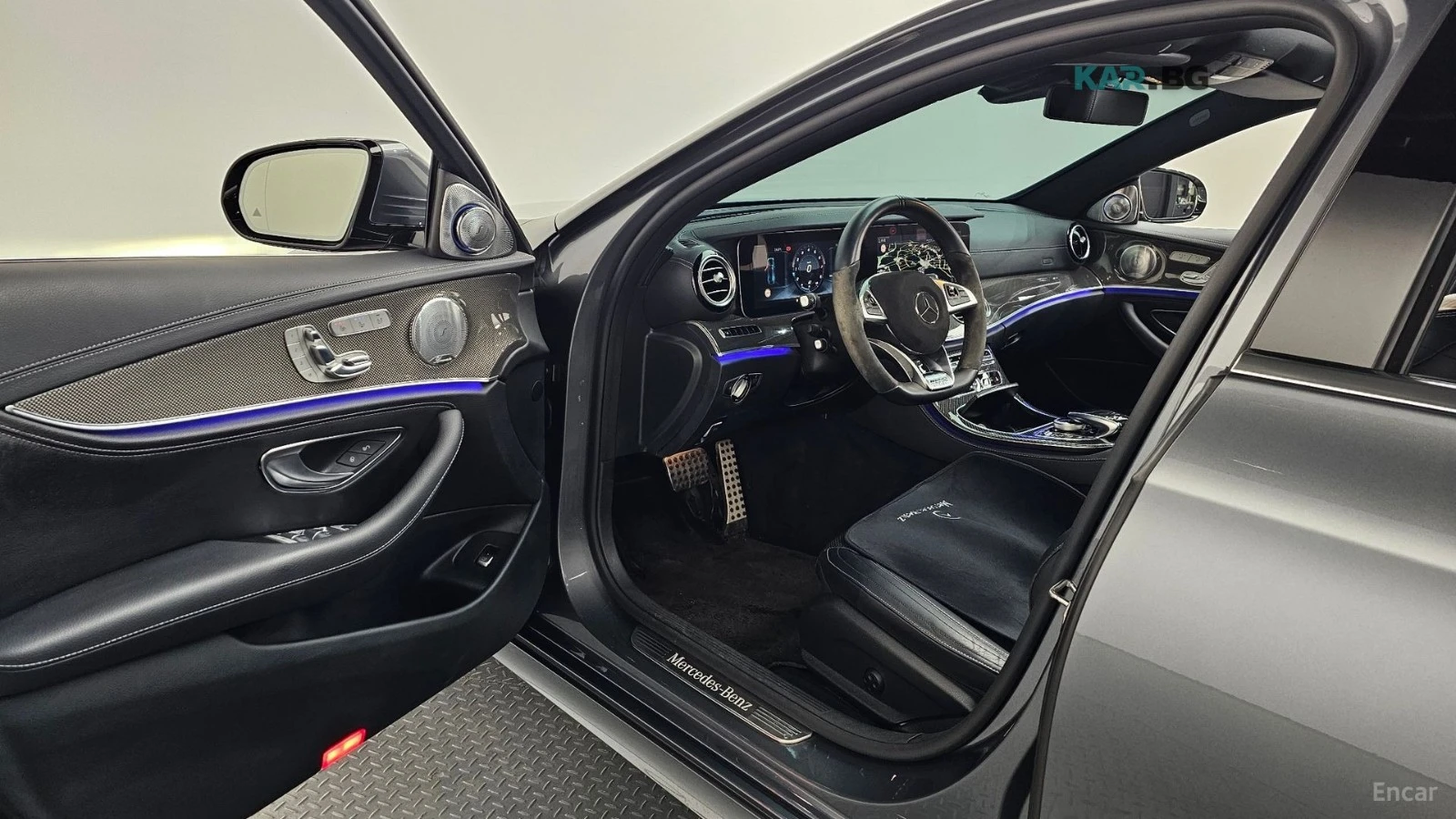 Mercedes-Benz E 300 4MATIC* AMG-LINE* FULL-ASSISTS* 3D-BURMESTER* PANO, снимка 5 - Автомобили и джипове - 54812235