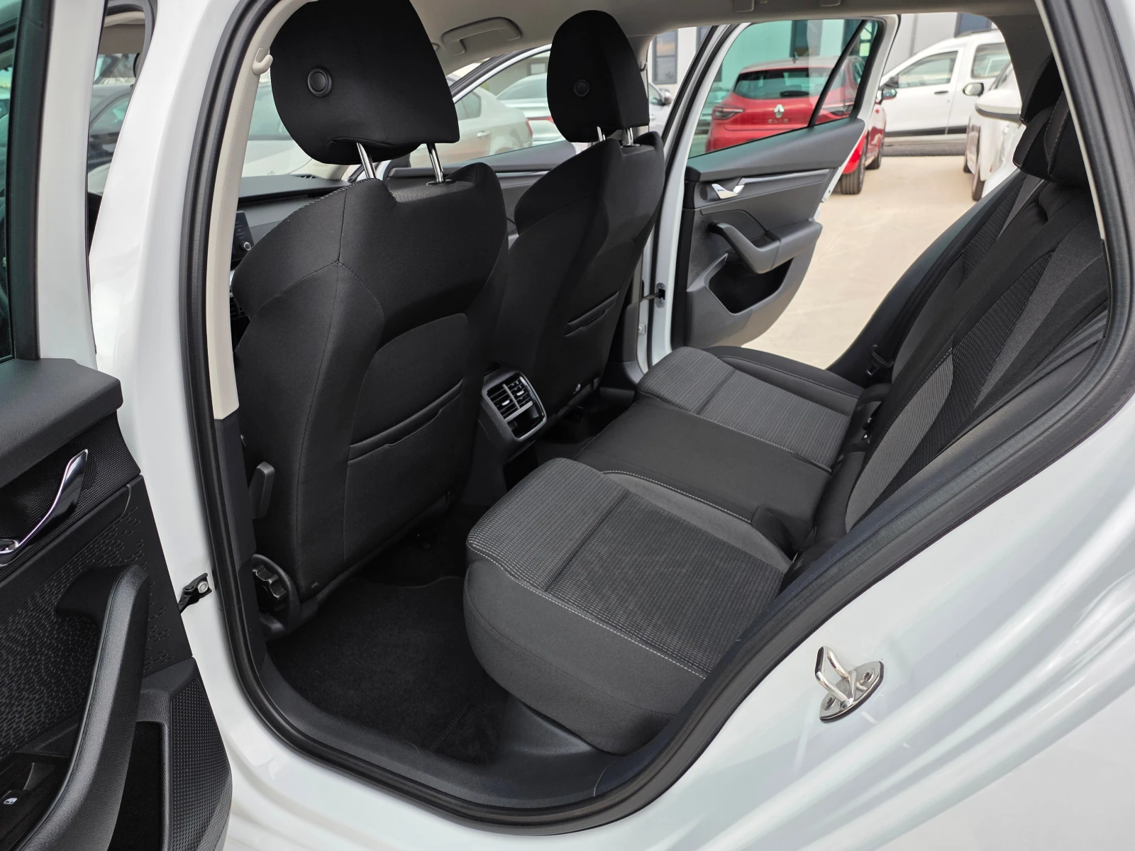 Skoda Octavia С Гаранция 2.0TDI-А/Т, снимка 12 - Автомобили и джипове - 56091185