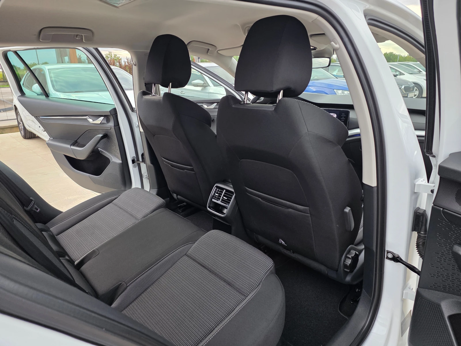 Skoda Octavia С Гаранция 2.0TDI-А/Т, снимка 10 - Автомобили и джипове - 56091185