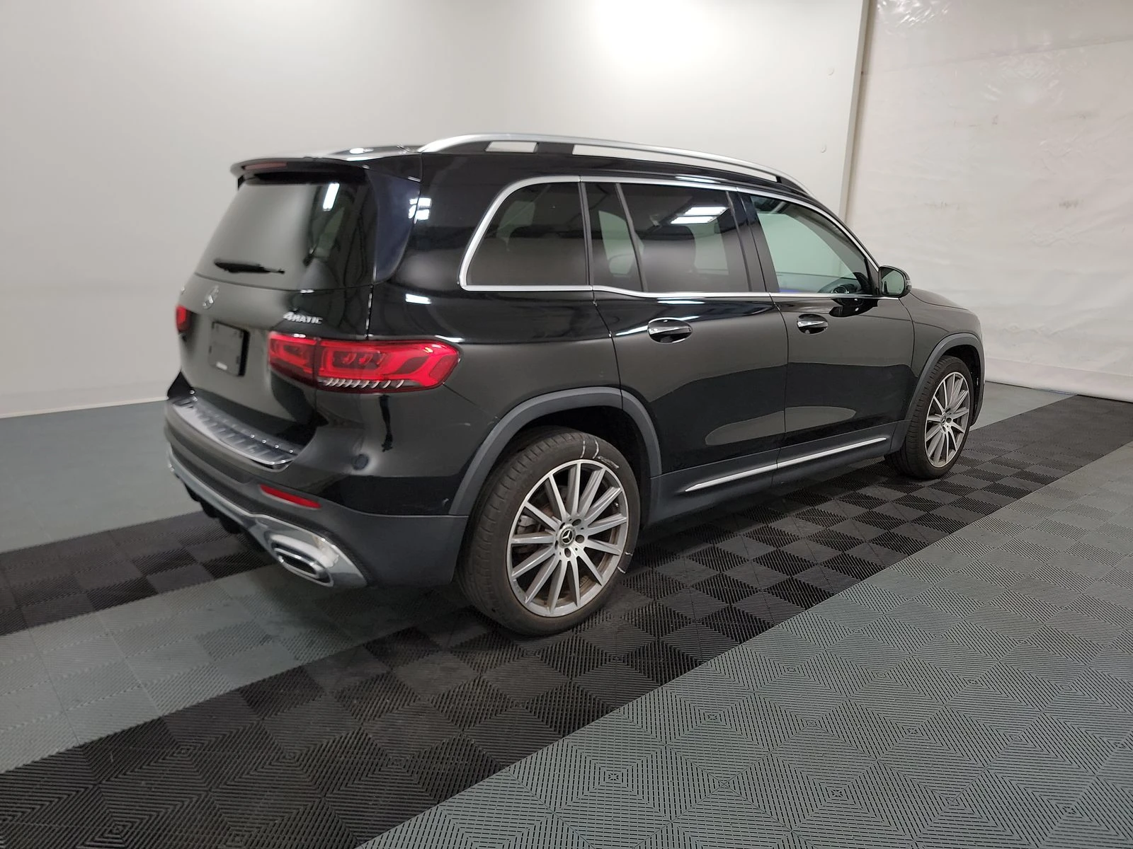 Mercedes-Benz GLB 4MATIC/AMG LINE/CARBON/PANO - изображение 6