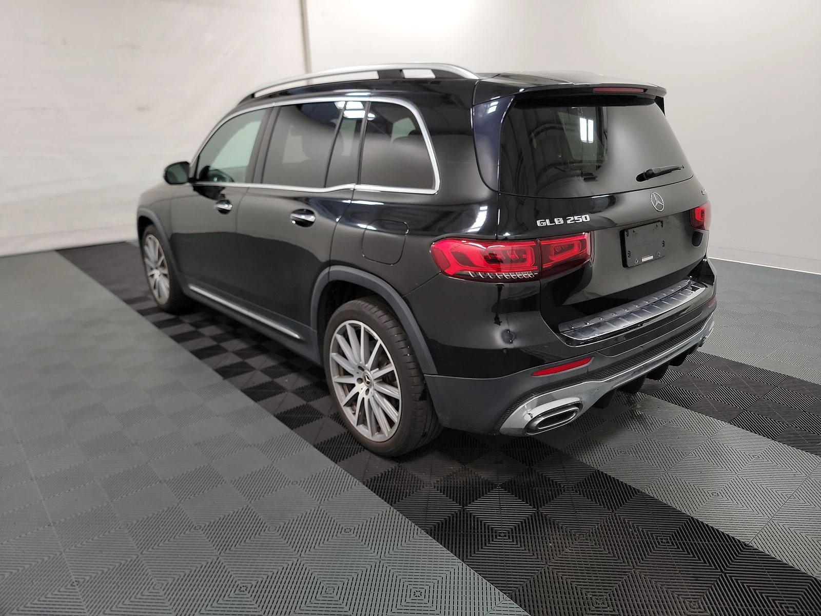 Mercedes-Benz GLB 4MATIC/AMG LINE/CARBON/PANO - изображение 4