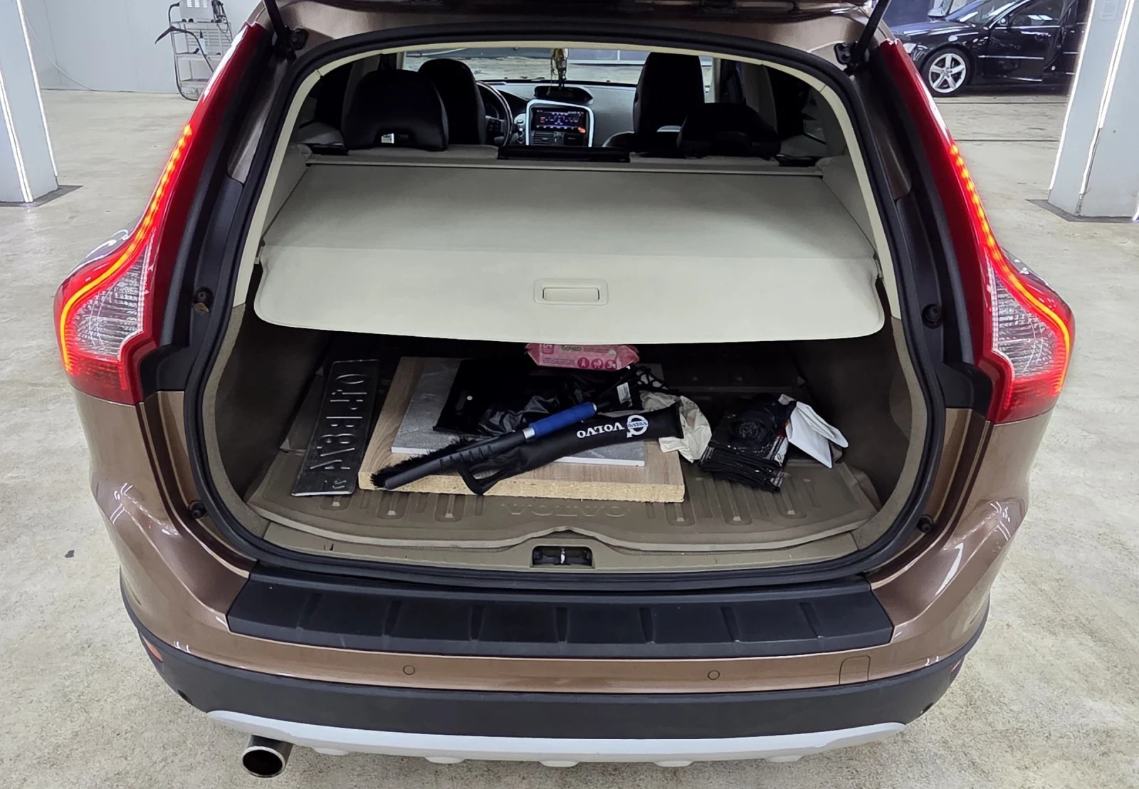 Volvo XC60 D5/Summum/ACC/4WD/КАТО НОВА, снимка 7 - Автомобили и джипове - 53895625