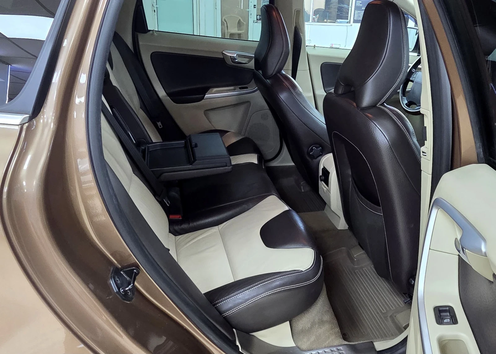 Volvo XC60 D5/Summum/ACC/4WD/КАТО НОВА, снимка 8 - Автомобили и джипове - 53895625