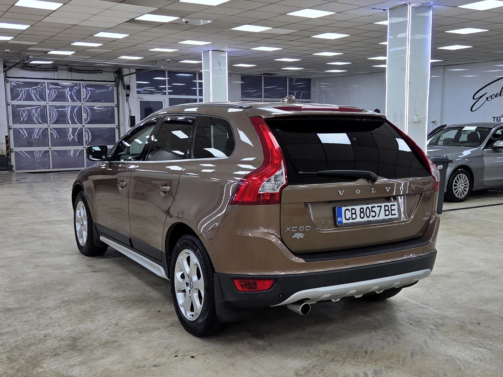 Volvo XC60 D5/Summum/ACC/4WD/КАТО НОВА, снимка 3 - Автомобили и джипове - 53895625
