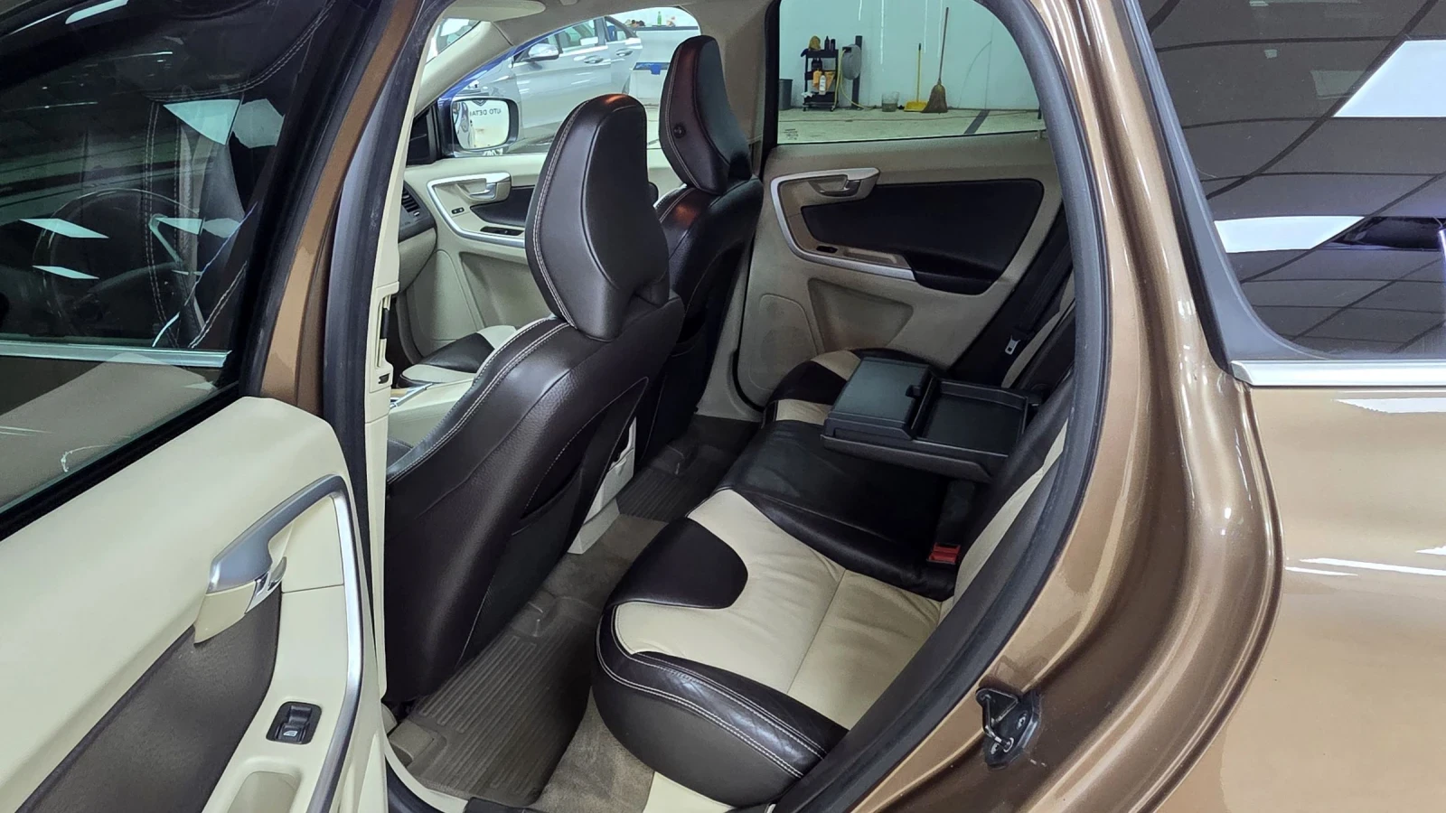 Volvo XC60 D5/Summum/ACC/4WD/КАТО НОВА, снимка 6 - Автомобили и джипове - 53895625