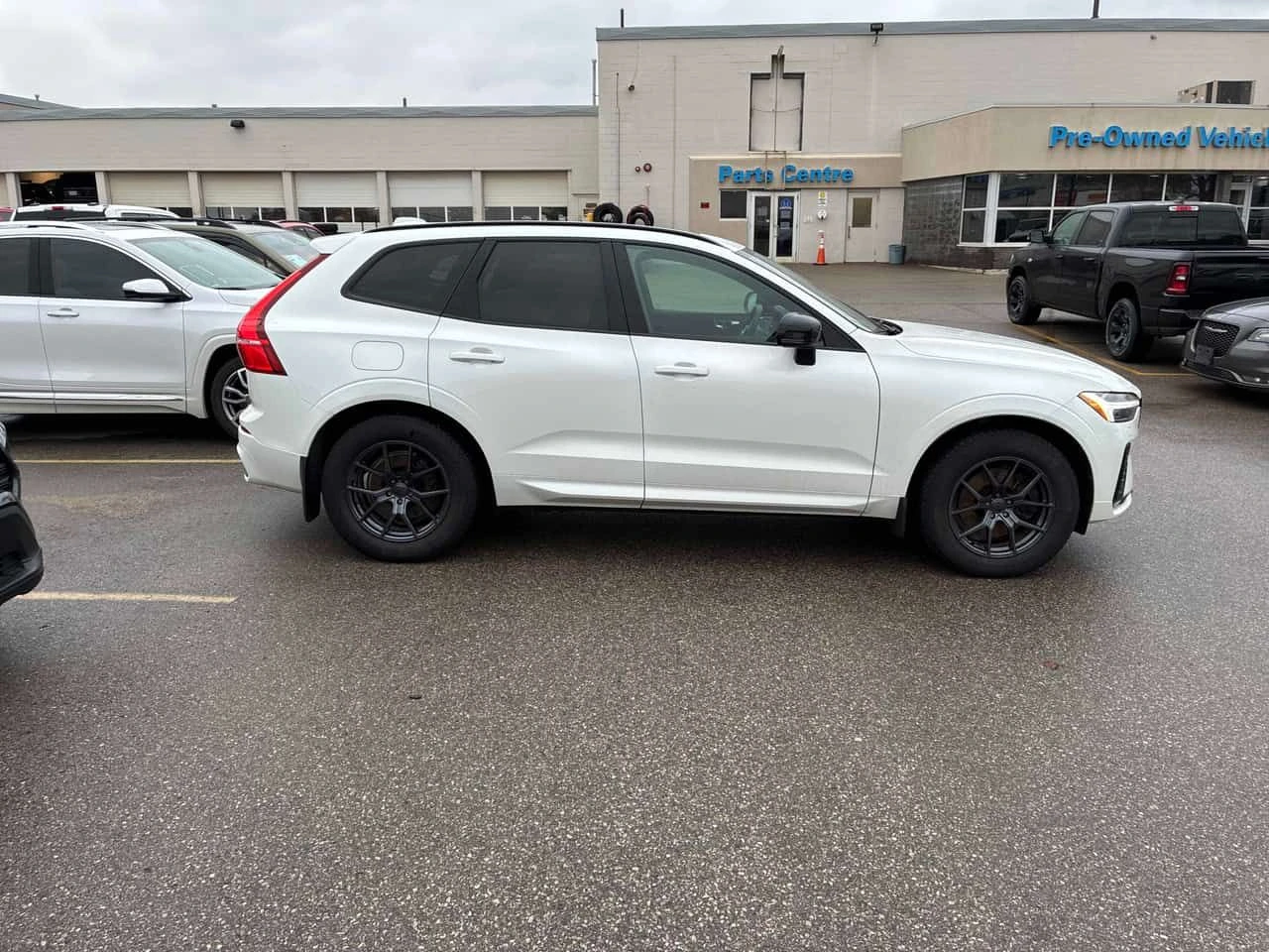 Volvo XC60 * R Design * АВТОКРЕДИТ БЕЗ ПЪРВОНАЧАЛНА ВНОСКА* , снимка 3 - Автомобили и джипове - 54810376