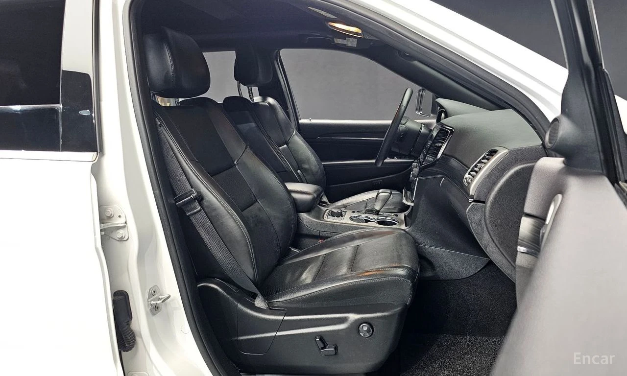 Jeep Grand cherokee 3.6* V6* 8ZF* ПОДГРЕВ* ОБДУХВАНЕ* КАМЕРА* КЕЙЛЕС* , снимка 13 - Автомобили и джипове - 54916877