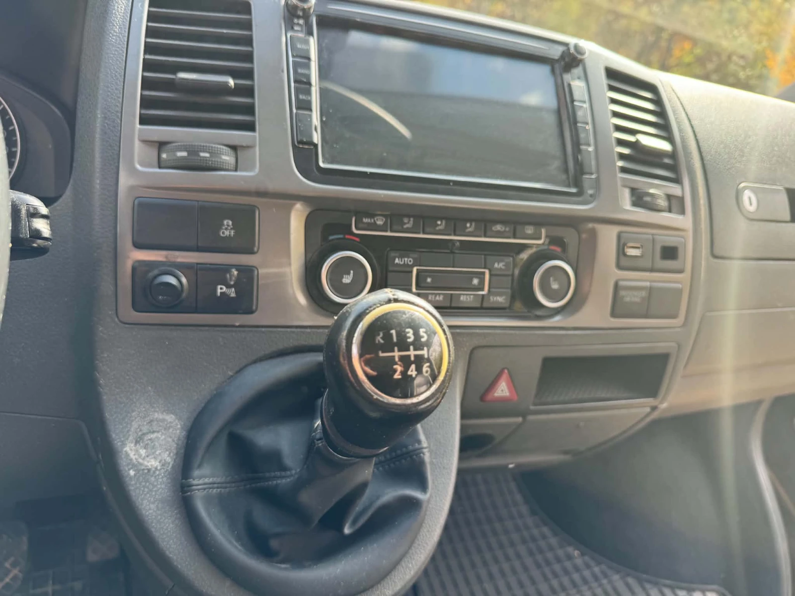 VW Caravelle, снимка 8 - Бусове и автобуси - 56462644