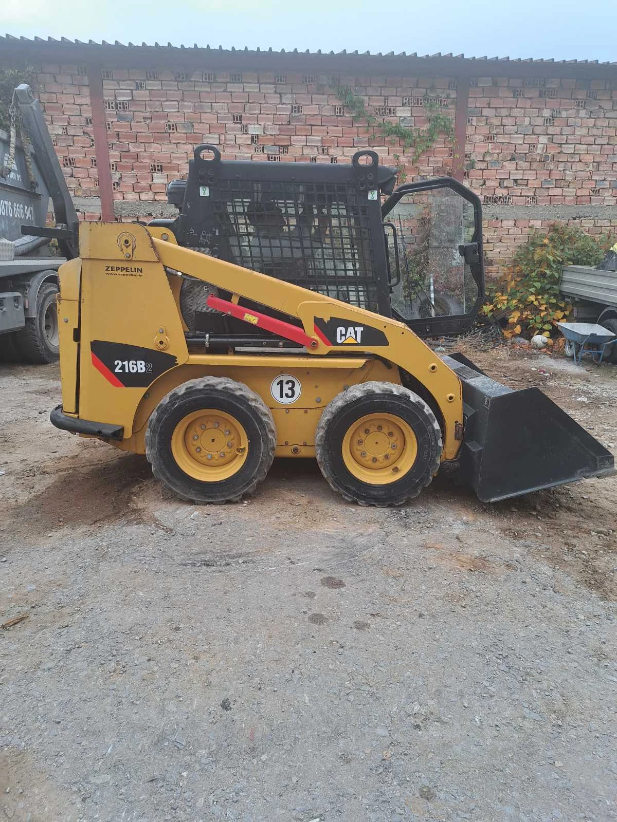 Мини челни товарачи Cat 216B - изображение 4