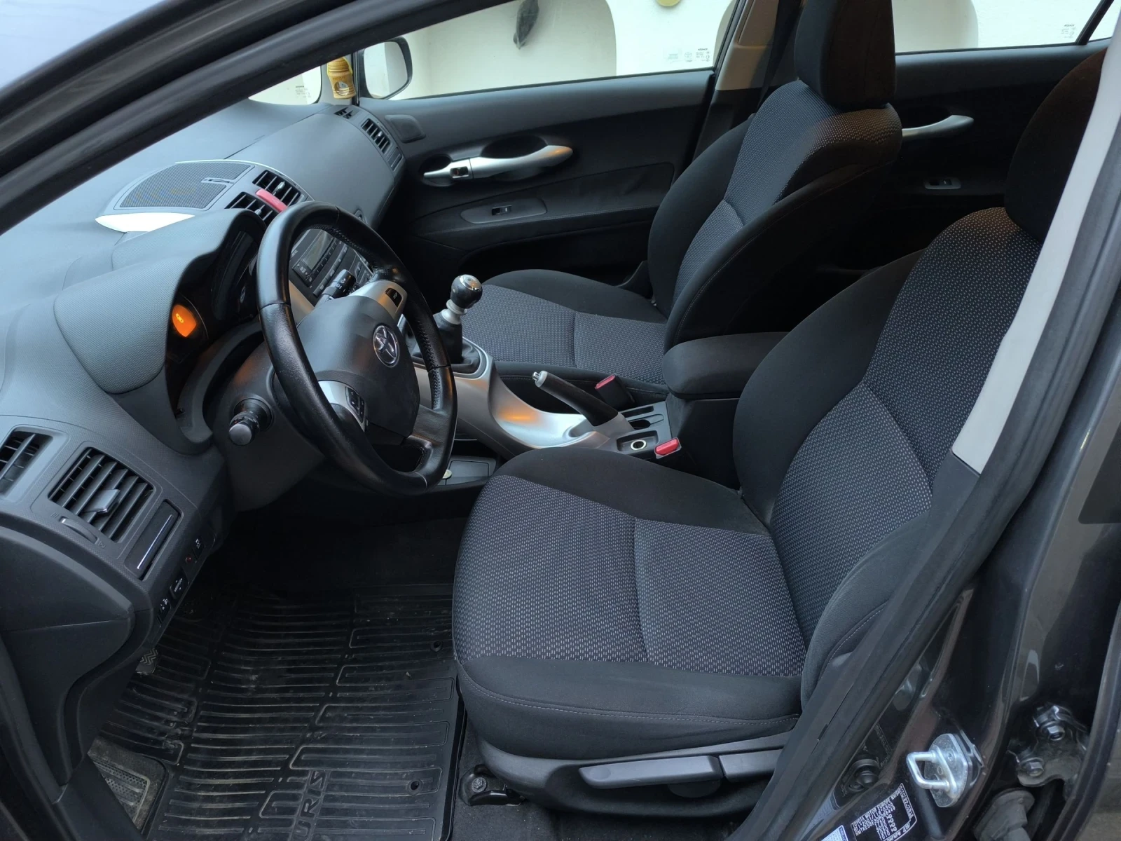 Toyota Auris 1.6бензин - изображение 7