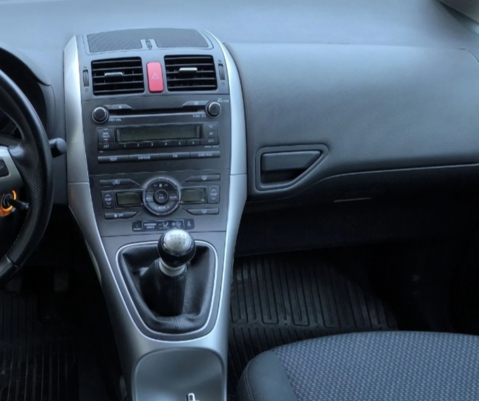 Toyota Auris 1.6бензин - изображение 8