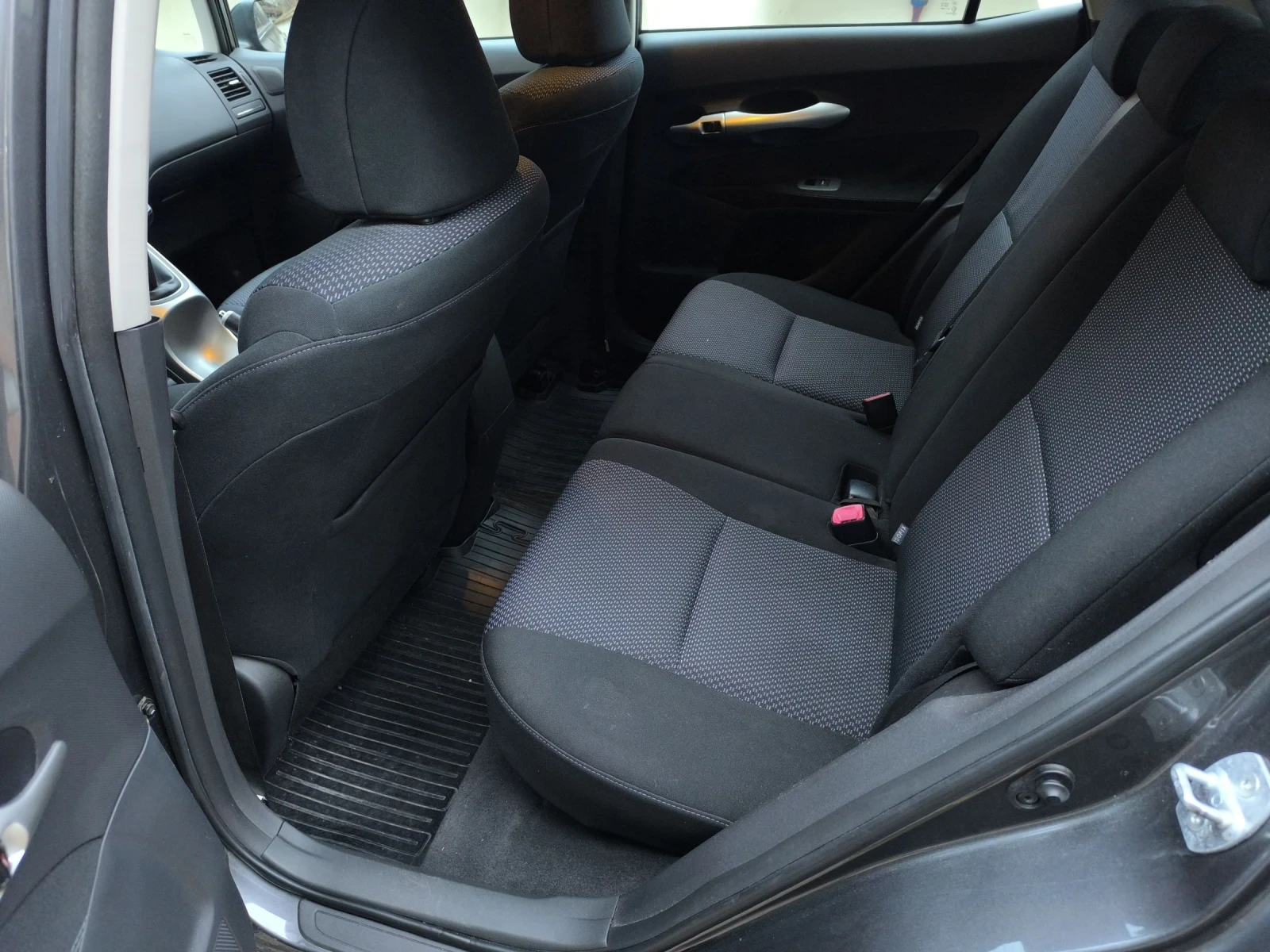 Toyota Auris 1.6бензин - изображение 9