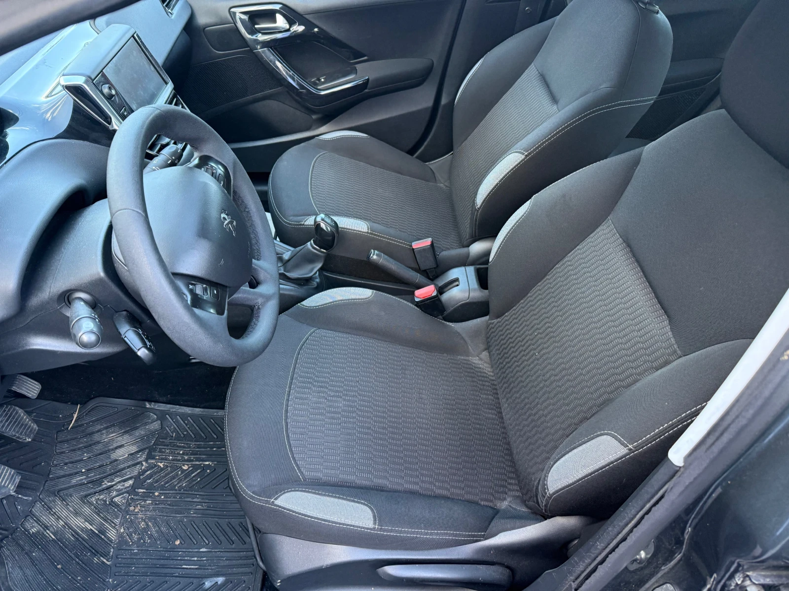 Peugeot 208, снимка 6 - Автомобили и джипове - 53747753