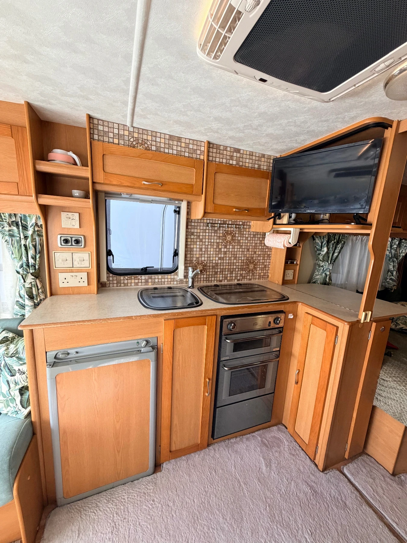 Каравана Compas Korona 534, снимка 11 - Каравани и кемпери - 56546186
