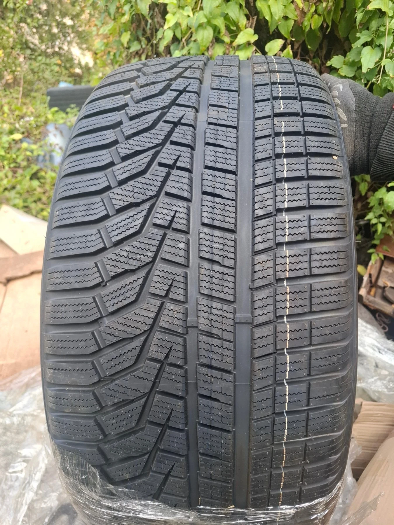 Гуми Зимни 295/35R23
