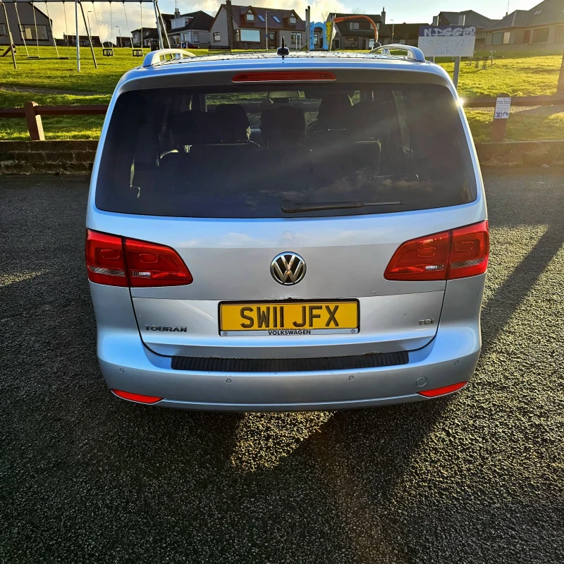 VW Touran 1.6 TDI 105kc * Highline* , снимка 4 - Автомобили и джипове - 48913150