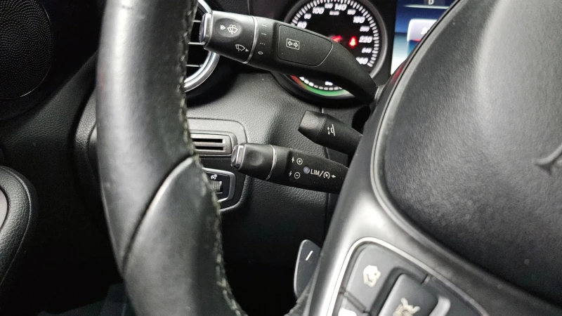 Mercedes-Benz C 200, снимка 14 - Автомобили и джипове - 52548759