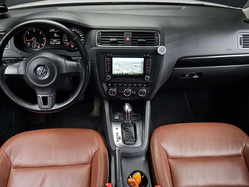 VW Jetta * 2.0* TDI* , снимка 7 - Автомобили и джипове - 55723361