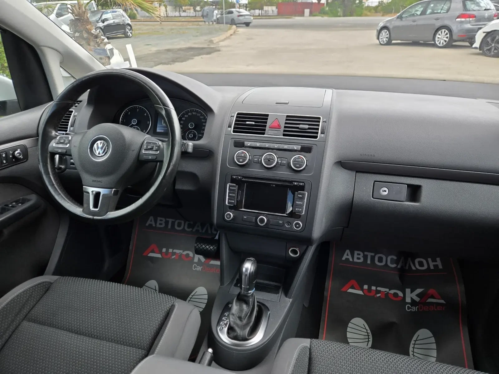 VW Touran 2.0TDI-140кс= АВТОМАТ= НАВИ= АВТОПИЛОТ= ПАРКТРОНИК, снимка 13 - Автомобили и джипове - 55954604