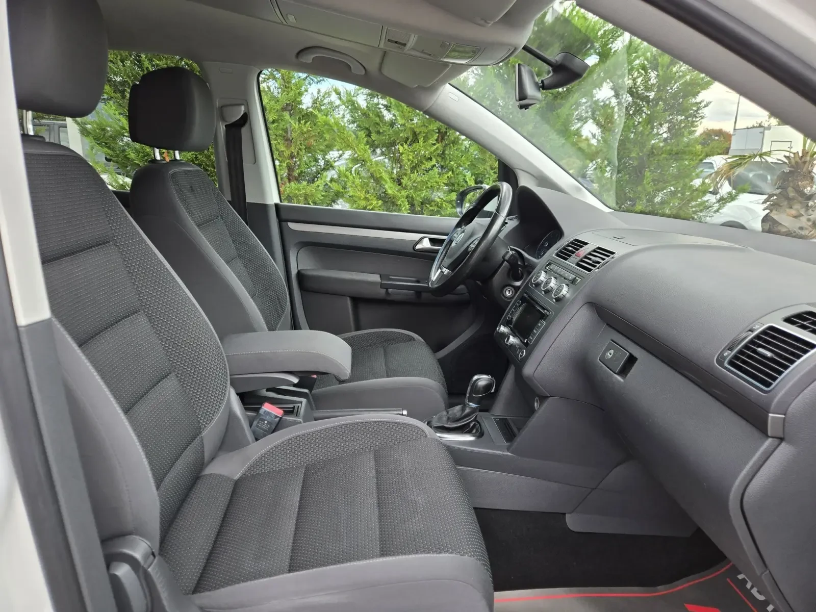 VW Touran 2.0TDI-140кс= АВТОМАТ= НАВИ= АВТОПИЛОТ= ПАРКТРОНИК, снимка 15 - Автомобили и джипове - 55954604