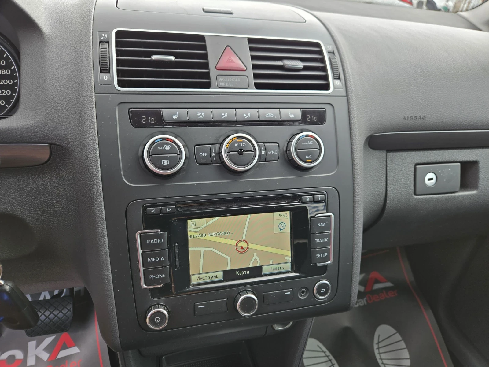 VW Touran 2.0TDI-140кс= АВТОМАТ= НАВИ= АВТОПИЛОТ= ПАРКТРОНИК, снимка 16 - Автомобили и джипове - 55954604