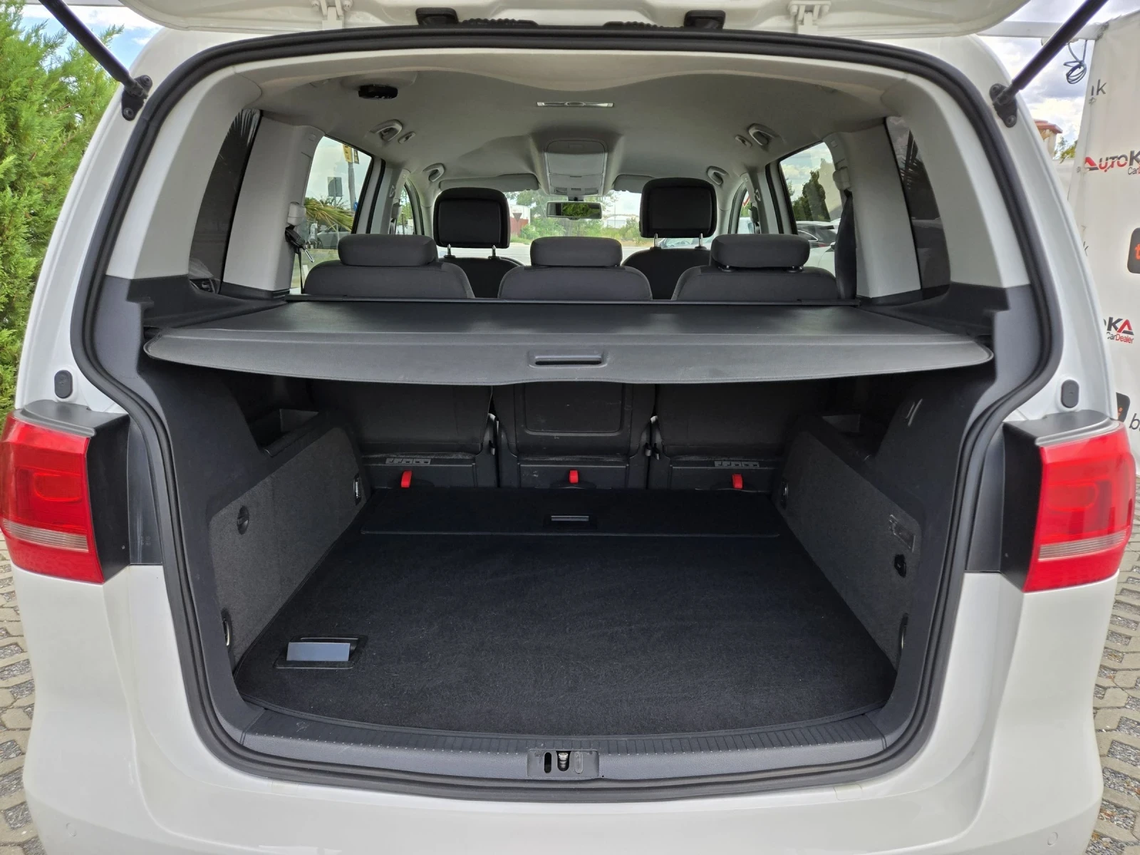 VW Touran 2.0TDI-140кс= АВТОМАТ= НАВИ= АВТОПИЛОТ= ПАРКТРОНИК, снимка 10 - Автомобили и джипове - 55954604