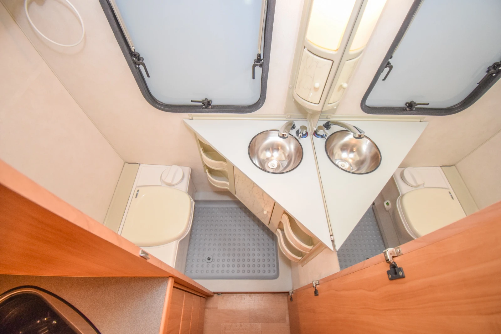 Каравана Adria Adora 462 PH, снимка 13 - Каравани и кемпери - 56275974
