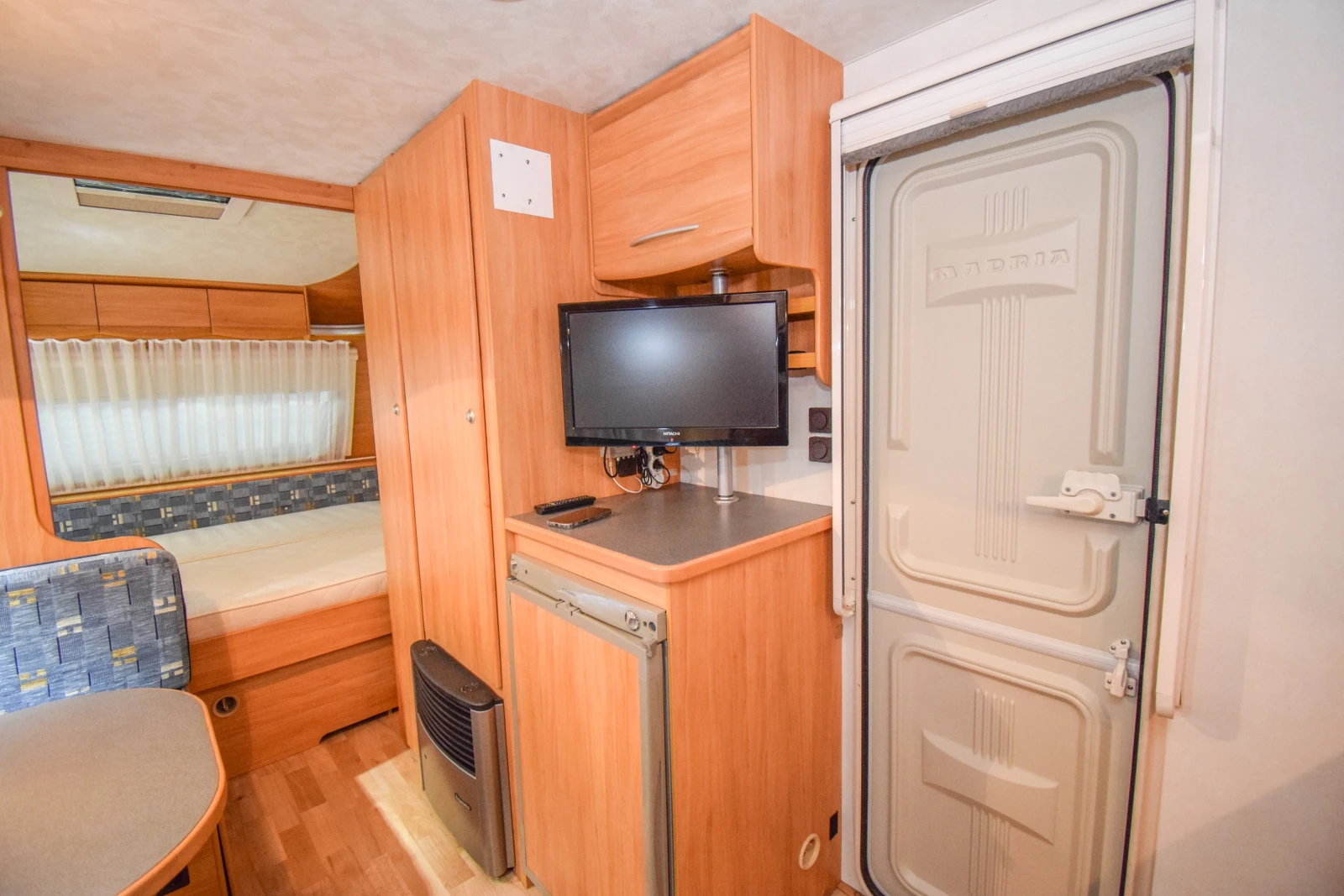 Каравана Adria Adora 462 PH, снимка 10 - Каравани и кемпери - 56275974