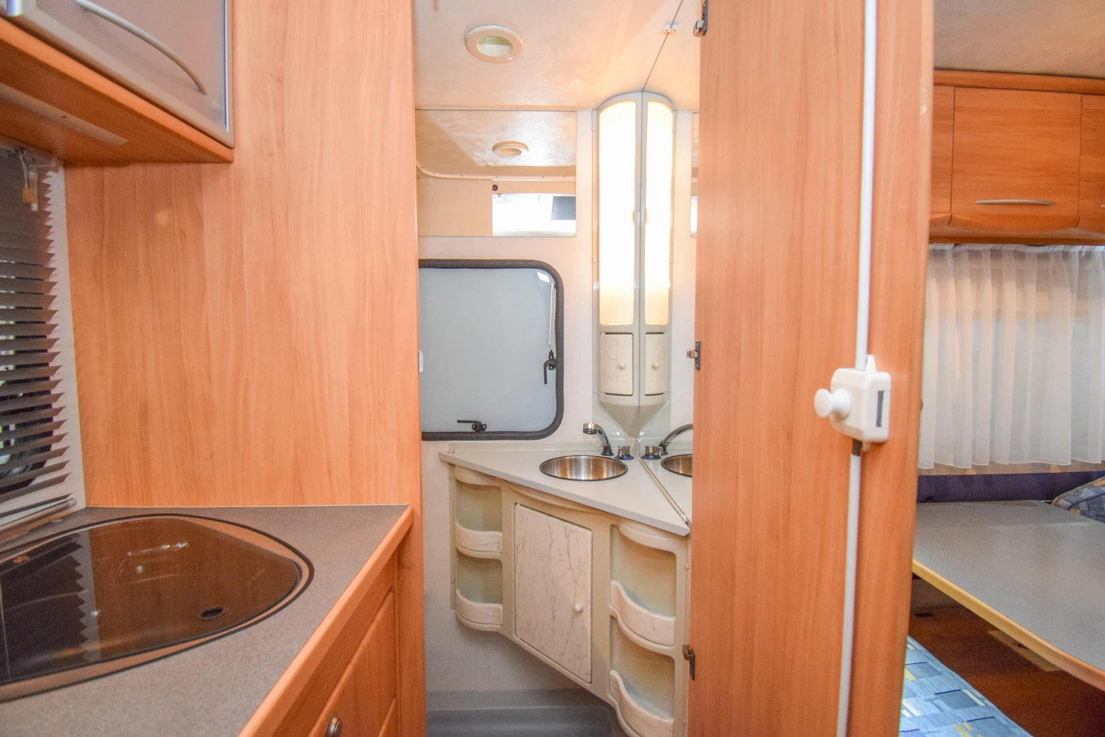 Каравана Adria Adora 462 PH, снимка 12 - Каравани и кемпери - 56275974