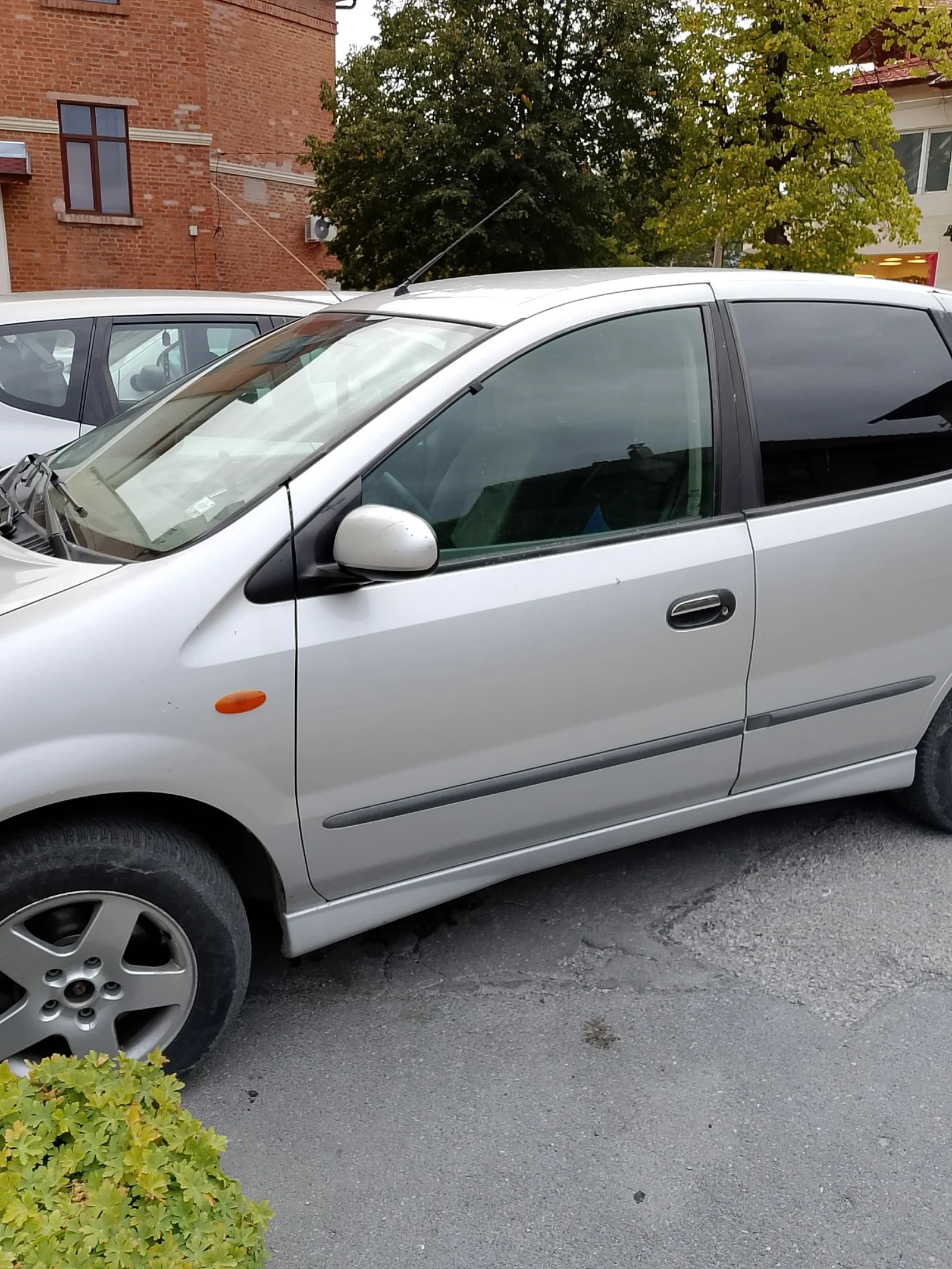 Nissan Almera tino, снимка 2 - Автомобили и джипове - 54824541