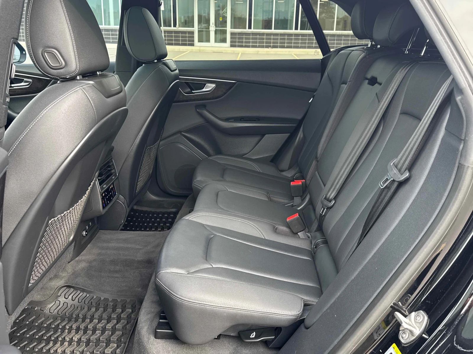 Audi Q8  Technik 55 TFSI quattro / CARFAX / ЦЕНА ДО БЪЛГАР, снимка 11 - Автомобили и джипове - 55897394
