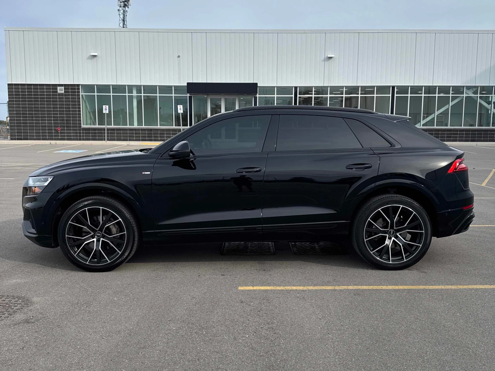 Audi Q8  Technik 55 TFSI quattro / CARFAX / ЦЕНА ДО БЪЛГАР, снимка 2 - Автомобили и джипове - 55897394