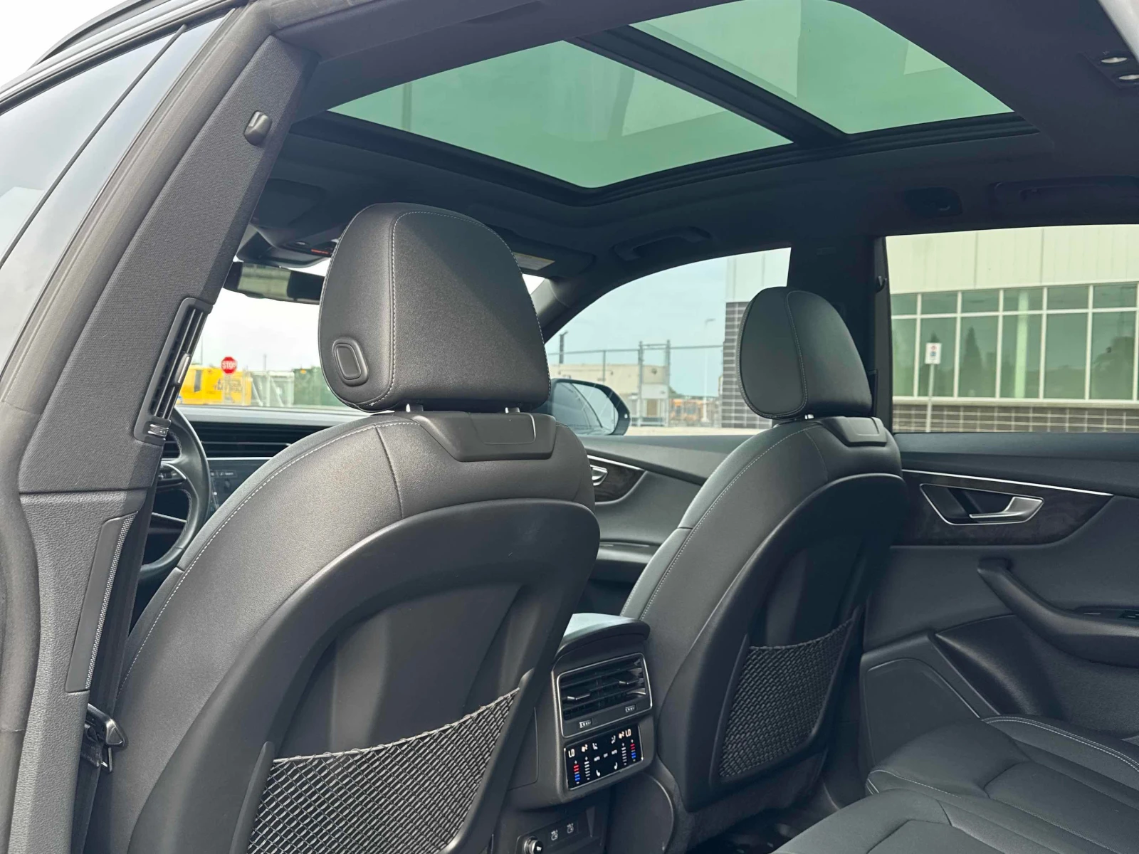Audi Q8  Technik 55 TFSI quattro / CARFAX / ЦЕНА ДО БЪЛГАР, снимка 12 - Автомобили и джипове - 55897394