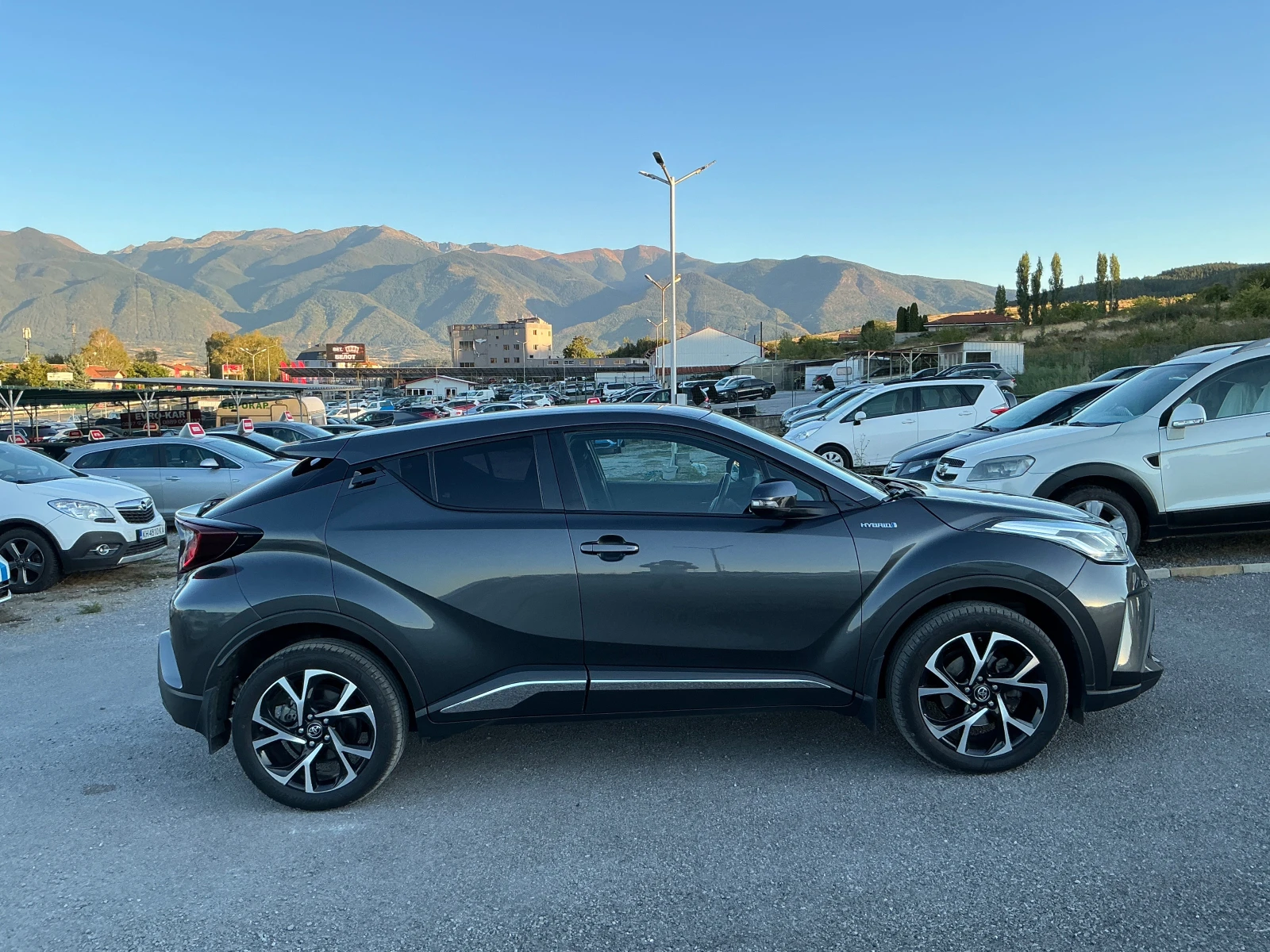 Toyota C-HR 1.8 Hybrid, снимка 5 - Автомобили и джипове - 56220195