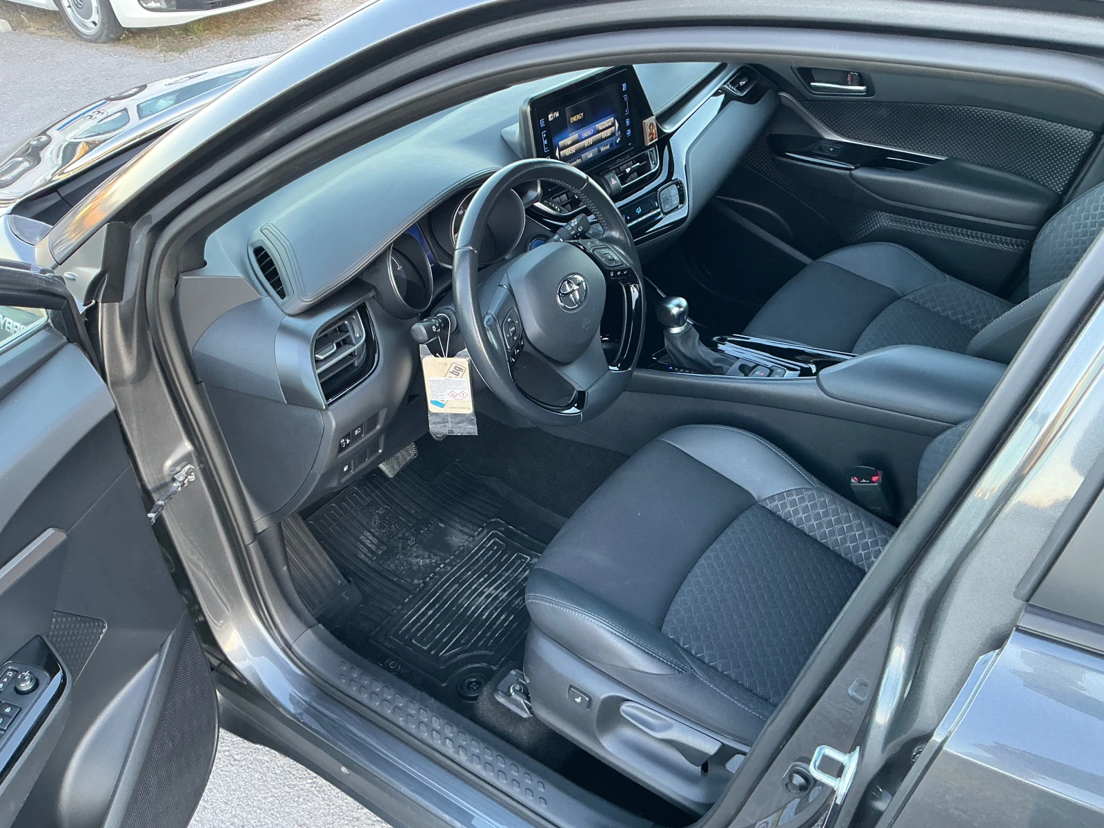 Toyota C-HR 1.8 Hybrid, снимка 13 - Автомобили и джипове - 56220195