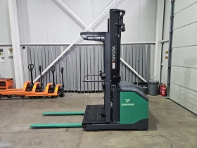 Електрокар Toyota Рийчтрак за подредба на рафтове., снимка 2