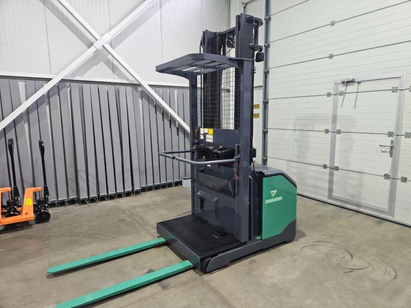 Електрокар Toyota Рийчтрак за подредба на рафтове.