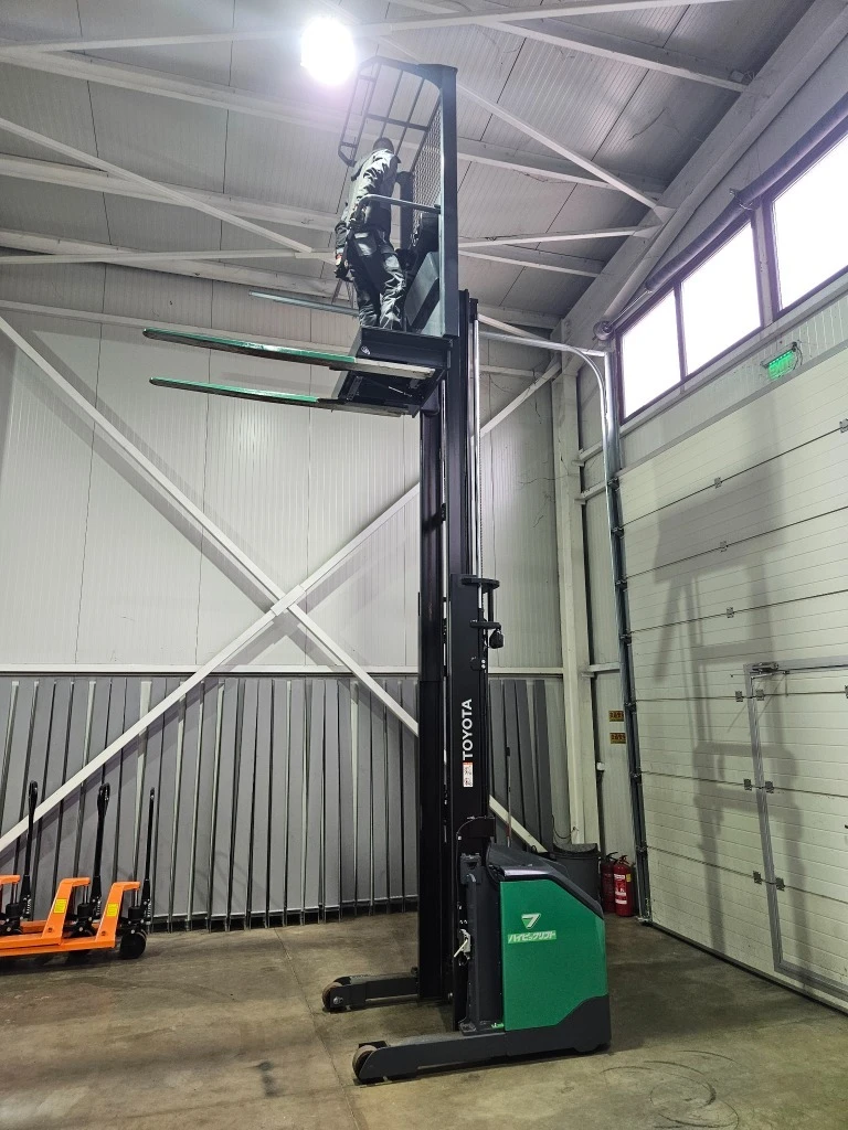 Електрокар Toyota Рийчтрак за подредба на рафтове., снимка 9 - Индустриална техника - 53364171